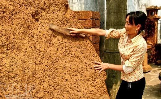 People in Binh Yen Commune use laterite for many purposes. People in Binh Yen Commune use laterite for many purposes.