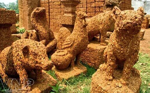 Laterite is carved into 12 animal shapes. Laterite is carved into 12 animal shapes.
