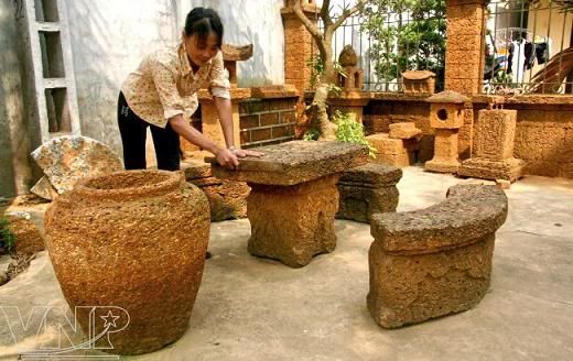 Tables, chairs and water jars made from laterite. Tables, chairs and water jars made from laterite.