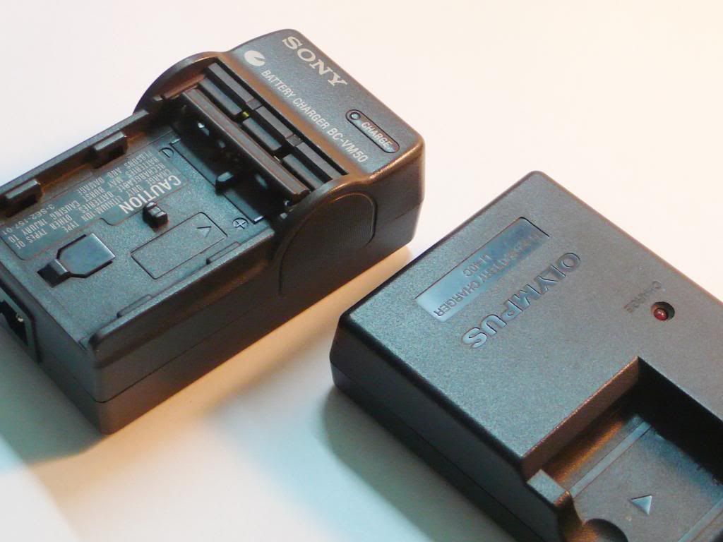 Thanh lý máy sạc thẻ nhớ, bao da Sony, Olympus, Nikon 1 J1 - 2