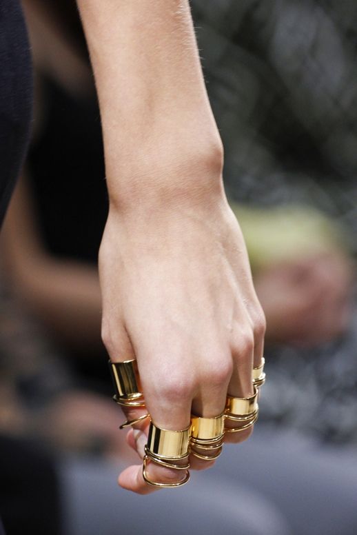 LE FASHION BLOG GOLD JEWELRY BALENCIAGA SPRING SUMMER SS 2013 SHOW COLLECTION MULTIPLE SPIRAL CLEAN YELLOW GOLD RINGS KNUCKLES