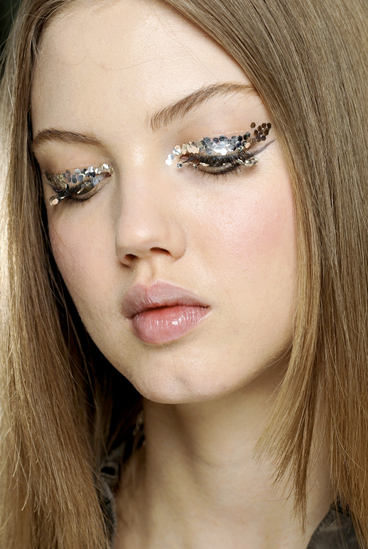 LE FASHION BLOG BEAUTY BACKSTAGE CHANEL FW FALL WINTER 2013 GLITTER CAT EYE LINER SEQUIN SHIMMER PARIS FASHION WEEK LINDSEY WIXON PETER PHILLIPS MAKEUP ARTIST 2 