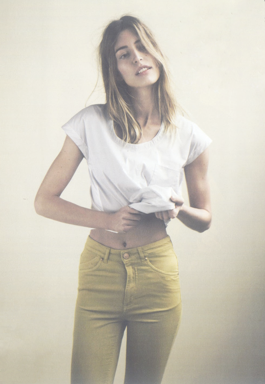 LE FASHION BLOG EDITORIAL IO DONNA MAGAZINE OUT ON THE WEEKEND WHITE TEE TSHIRT ROLLED SLEEVES HIGH WAIST FADED MUSTARD YELLOW JEANS DENIM NATURAL OMBRE HAIR CLEAN CLASSIC SIMPLE FRENCH INSPIRED INSPIRATION MODEL Linda Jeuring