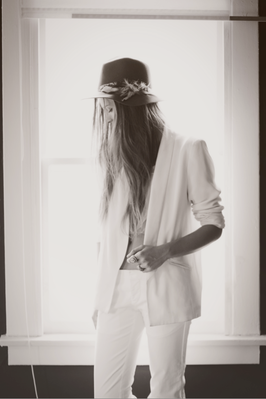 LE FASHION BLOG JANESSA LEONE LOOKBOOK HATS FEATHER WHITE SUIT CALIFORNIA LAID BACK 1 photo LEFASHIONBLOGJANESSALEONELOOKBOOKHATSFEATHERWHITESUITCALIFORNIALAIDBACK1.png