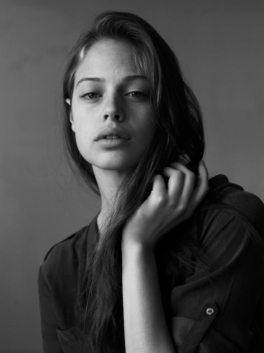 LE FASHION BLOG MODEL CRUSH JESSICA CLARKE SCOTT TRINDLE BLACK AND WHITE PORTRAIT NATURAL BEAUTY SIDE PART LONG HAIR FRECKLES UNTOUCHED UTILITY BUTTON DOWN SHIRT ROLLED SLEEVES 3 photo LEFASHIONBLOGMODELCRUSHJESSICACLARKESCOTTTRINDLE3.jpg