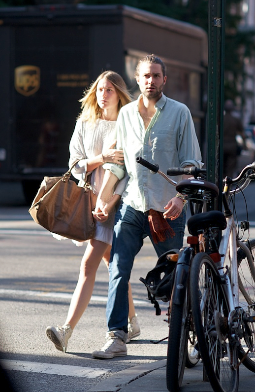 LE FASHION BLOG STREET STYLE STYLISH COUPLES BEARDS BABES DREE HEMINGWAY MODEL PHIL WINSER CABLE KNIT FISHERMAN SWEATER OVER PLEATED WHITE SKIRT HIGH TOP CONVERSE CHUCK ALL STAR SNEAKERS BROWN LEATHER BAG MENS STYLE VIA TWO KOOLS