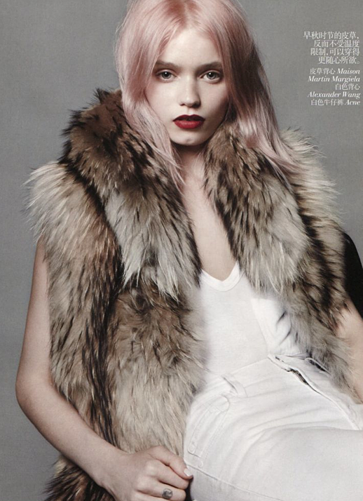 VOGUE CHINA ABBEY LEE KERSHAW MODEL PINK HAIR RED LIPS THICK BROWN TAN FUR VEST WHITE POCKET TANK TOP SKINNY WHITE JEANS DENIM EDITORIAL 8