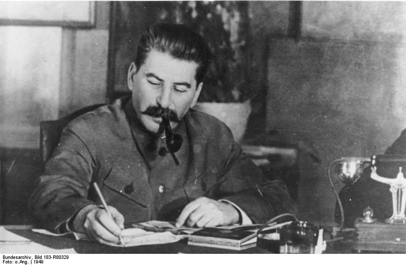 Bundesarchiv_Bild_183-R80329_Josef_Stalin.jpg