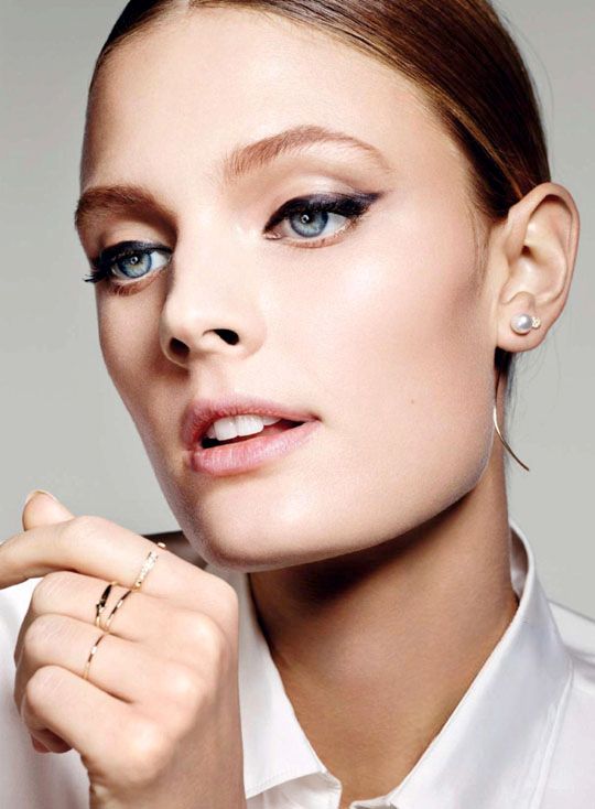 Le Fashion: Constance Jablonski Stuns With Cat-Eye Liner And Delicate ...