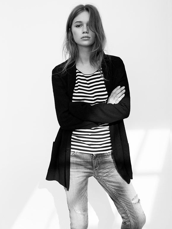 Le Fashion: Laid-Back Cool In A Striped Tee And Jeans