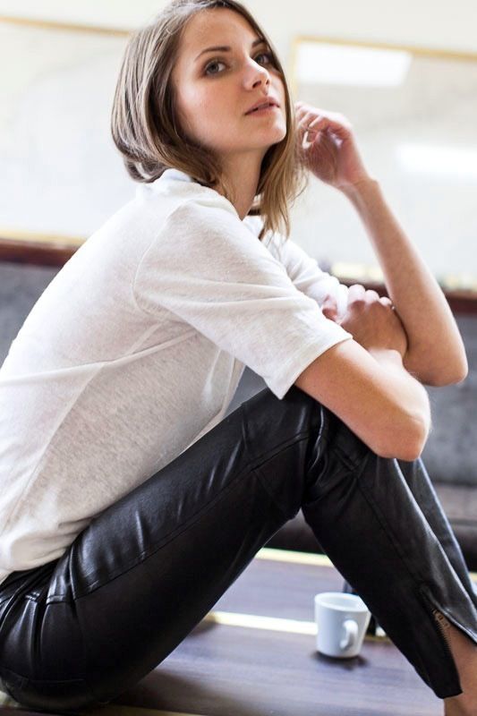 Le Fashion: Pair A White Tee And Leather Pants For A Timeless Look