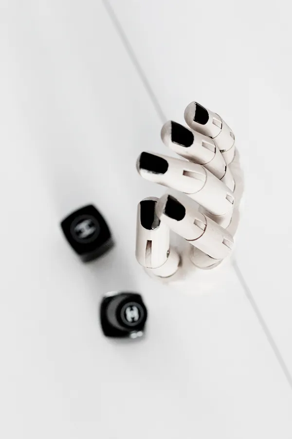 LE FASHION BLOG HOME DECOR INSPIRATION MIJA THE SUPER ORDINARY SWEDISH INTERIOR DESIGN BLOGGER BLACK AND WHITE FASHION RELATED DETAILS WOODEN FLEXIBLE ART DRAWING HAND NAILS PAINTED BLACK CHANEL NAIL POLISH 5 photo LEFASHIONBLOGHOMEDECORINSPIRATIONMIJATHESUPERORDINARY5.jpg