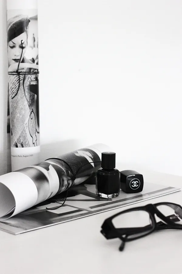 LE FASHION BLOG HOME DECOR INSPIRATION MIJA THE SUPER ORDINARY SWEDISH INTERIOR DESIGN BLOGGER BLACK AND WHITE FASHION RELATED DETAILS BLACK EYEGLASSES NERD FRAMES BLACK CHANEL NAIL POLISH MAGAZINE PRINTS 7 photo LEFASHIONBLOGHOMEDECORINSPIRATIONMIJATHESUPERORDINARY7.jpg