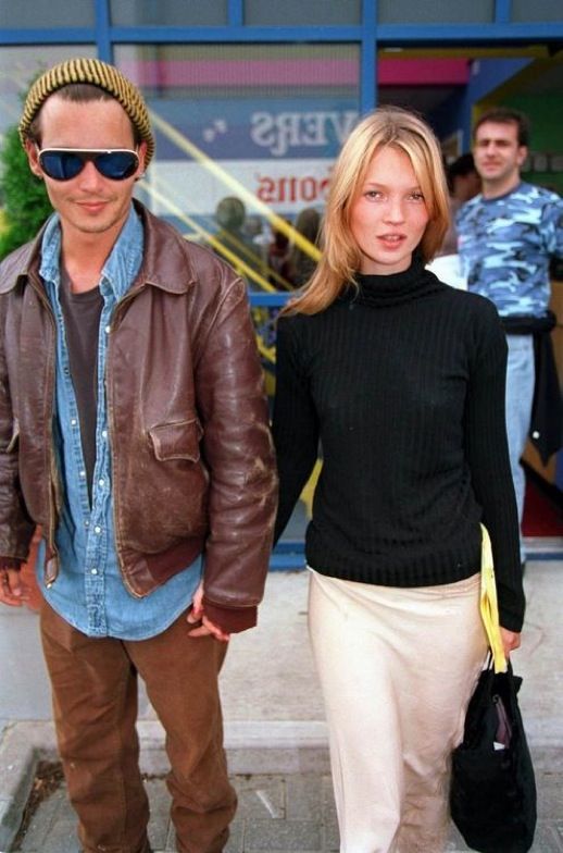 LE FASHION BLOG JOHNNY DEPP KATE MOSS JOHNNY AND KATE INSPIRATION TURTLENECK SWEATER CREAM WHITE PANTS BAG 90S MINIMAL 22